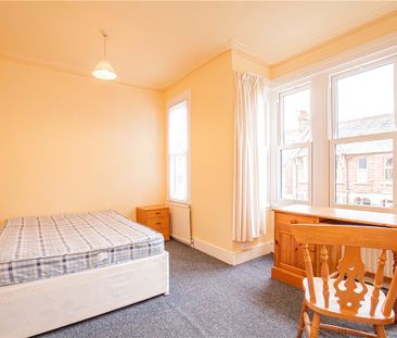 *SHARERS HOUSE* A large 5 bedroom house in this popular side road, suitable for professional sharers. Please note a new kitchen will be fitted before the start of the tenancy. - Photo 2