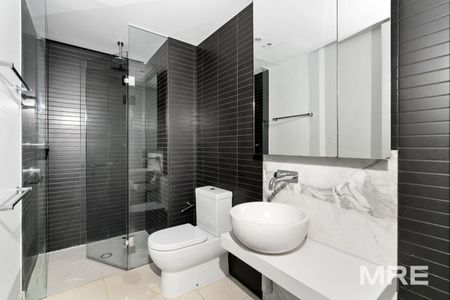 Stunning apartment in a highly sought after location - Photo 5