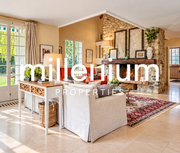 Maison de style classique avec piscine au coeur d'un magnifique jardin - Photo 5