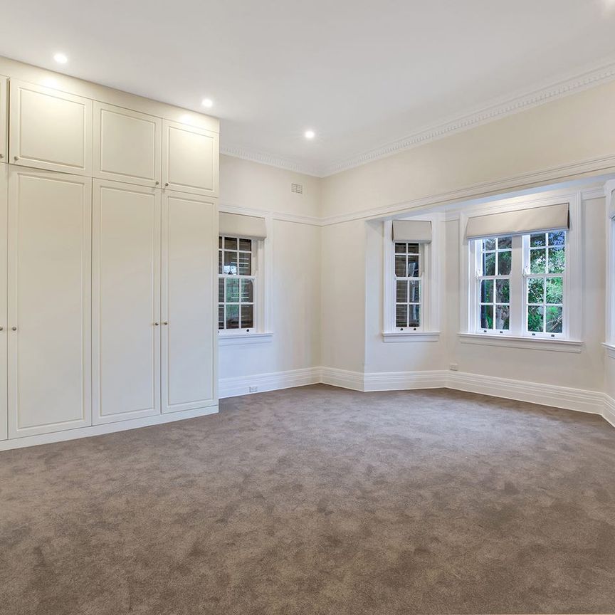 STUNNING THREE BEDROOM GRAND APARTMENT IN FABULOUS LOCATION - Photo 1