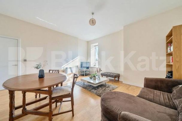 Located in a art decor building a modern 3 bedroom 2 bathroom apartment - Photo 1