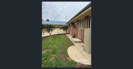 WELL PRESENTED TOWNHOUSE - Photo 3