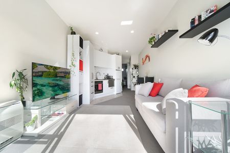 Prime Ponsonby Location on the top level of this smart complex. - Photo 2