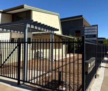 Double-Storey Townhouse in Prime Location - Photo 2