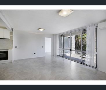 2/33 Darrambal Street, Surfers Paradise, Qld 4217 - Photo 4