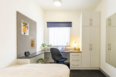 1 bedroom in a flat share to rent - Photo 3