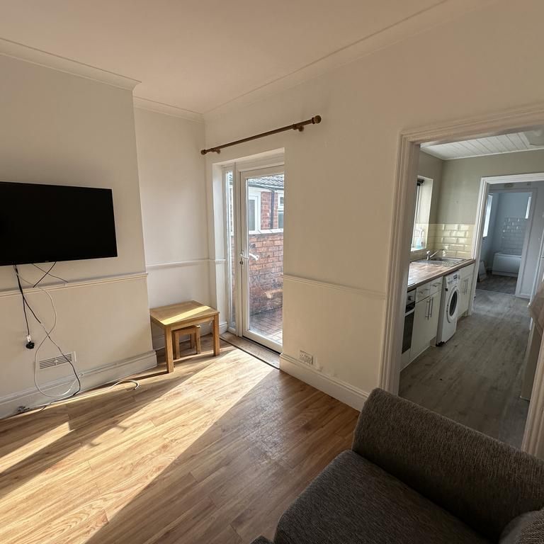 4 bedroom terraced house to rent - Photo 1