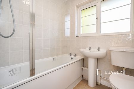 2 bedroom maisonette to rent The Lawns, Mount Pleasant, St Albans, AL3 - Photo 2