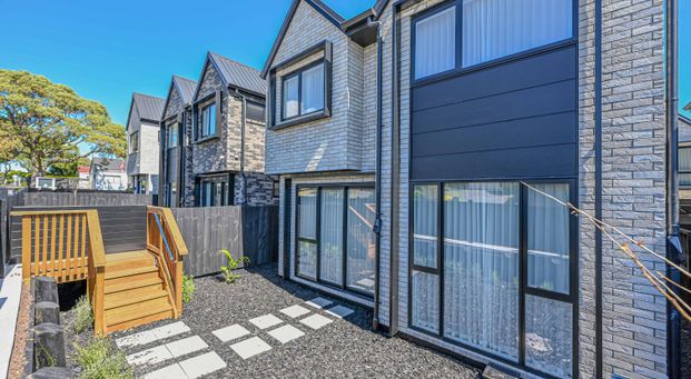 Looking for a comfortable, modern home sweet home?? Look no further. - Photo 1