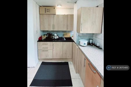 1 bedroom in a house share to rent - Photo 5