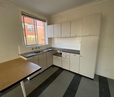 SITTING PRETTY ON JAMES STREET - Photo 2