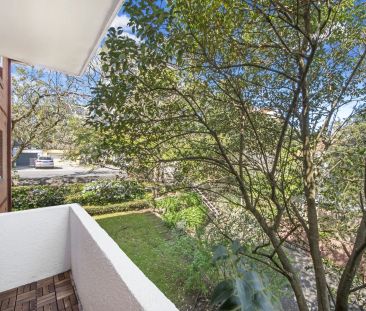 Bright and spacious updated apartment in well maintained building - Photo 6
