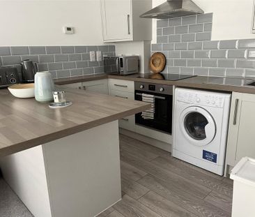 2 bedroom semi-detached house to rent - Photo 3