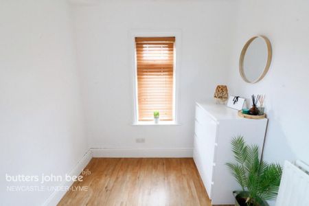 3 bedroom semi-detached house to rent - Photo 5