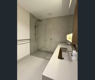 Modern 1-Bedroom Apartment in Prestigious St Boulevard - Photo 5