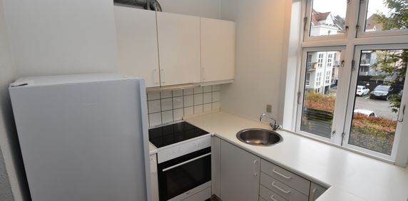 Indbydende bolig med lys stue i Aalborgs byliv - Foto 2