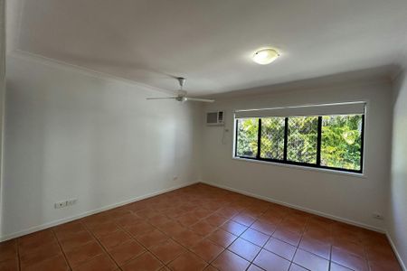 Spacious 2 Bedroom unit with a low maintenance yard! - Photo 3