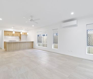 MODERNISED FAMILY LIVING IN SOUTH MACLEAN - Photo 1