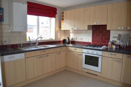 4 bed Town House for Rent - Photo 3