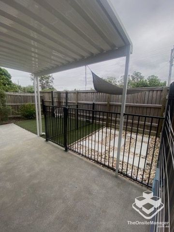 3 BEDROOM TOWNHOUSE - Double Garage, Air Cons, Pets Welcome - Photo 3