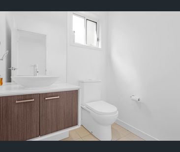 HIDDEN GEM IN MUDGEERABA – PERFECT FOR SMALL FAMILIES & PROFESSIONALS - Photo 1