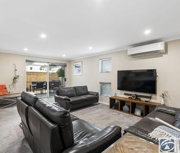 Gorgeous modern & secure home in sought after pocket - Photo 3