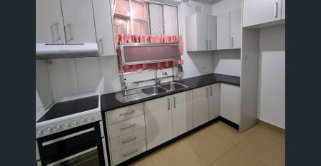 Double-Storey house spacious bedroom and living room downstairs - Photo 4