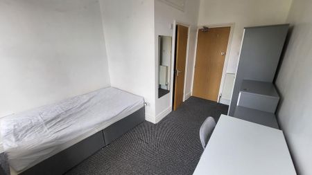 1 bedroom in a house share to rent - Photo 4