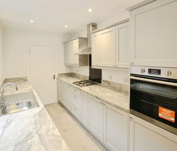 Terraced House to rent on - Photo 6