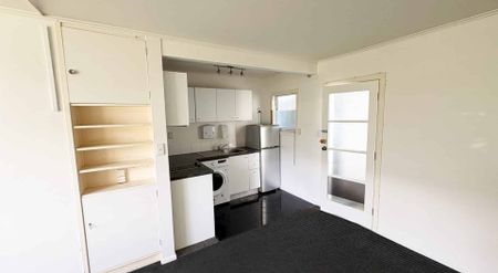 REMUERA, 1 BEDROOM - Photo 4