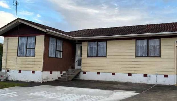 Stylish 3BR Home in Clover Park! - Photo 1