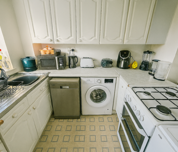 1 bedroom in a house share to rent - Photo 4