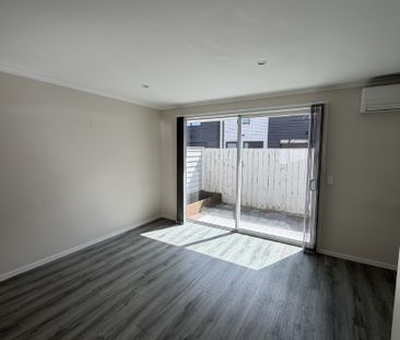 This beautifully designed three-bedroom, two-bathroom townhouse off... - Photo 1