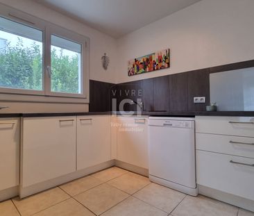 A Louer Maison Sautron 7 Pièce(s) 114m² - Hyper Bourg Avec Jardin Clos - Photo 4