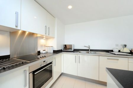 Lombard Road, London, SW11 - Photo 3