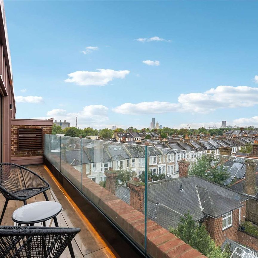 A stunning three bedroom penthouse with views across London - Photo 1