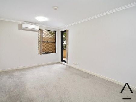Conveniently Located Modern One Bedroom Apartment - Photo 4