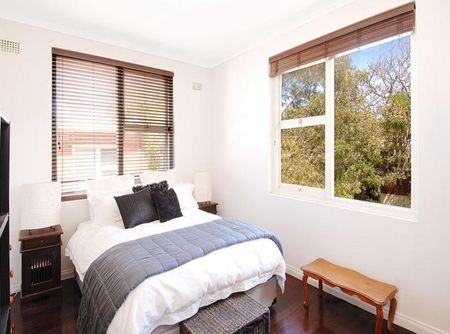 Bright & Airy Top Floor Apartment With Balcony & Parking! - Photo 4