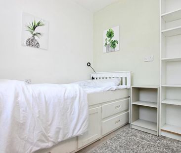 4 bedroom terraced house to rent - Photo 4