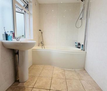 4 bedroom detached house to rent - Photo 6