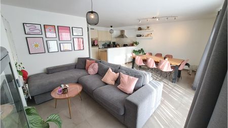 Instapklaar appartement met terras + autostaanplaats te huur in Torhout - Photo 2