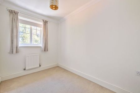 Lark Rise, Liphook, Hampshire, GU30 - Photo 3