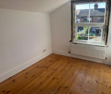 Available 3 Bed House - terraced - Photo 1