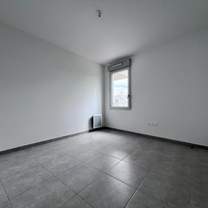 Appartement 3 pièces 64m2 MARSEILLE 9EME 979 euros - Photo 2