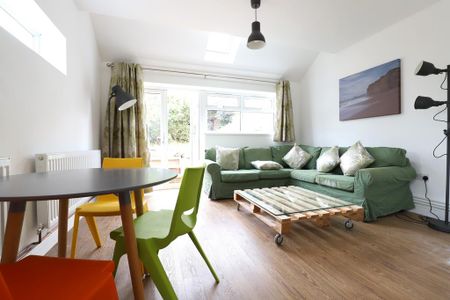 4 bedroom end of terrace house to rent - Photo 3