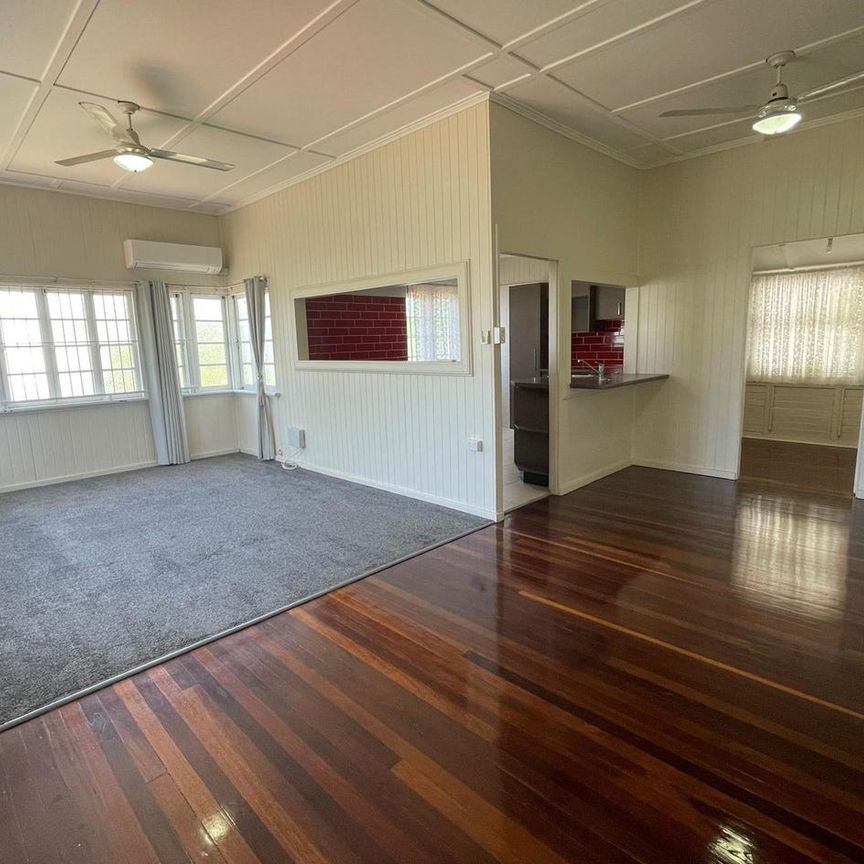 Renovated unit, closed to everything! - Photo 1