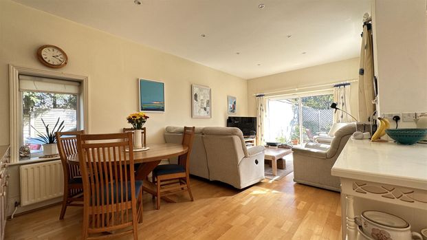 6 Bedroom House - Photo 1