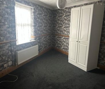 4 bedroom semi-detached house to rent - Photo 3