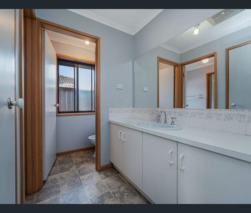 31 Newlyn Drive, Craigieburn, Vic 3064 - Photo 6