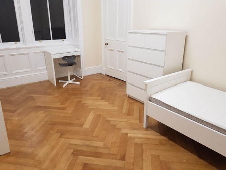 1 bedroom in a flat share to rent - Photo 2